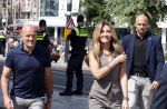 Amsterdam 15 juli 2024
Herdenkingsmonument Peter R. de Vries onthuld in Amsterdam Het kunstwerk bestaat uit twee bronzen handen die in elkaar grijpen en is gemaakt door kunstenares Rini Hurkmans. Burgemeester Femke Halsema en Kelly de Vries spreken tijdens de onthulling van het monument. Humbert Tan presenteert het . Ook zijn vrouw Jaqueline de Vries zoon Royce de Vries (met vrouw ) en Kelly de Vries (met partner) waren natuurlijk aanwezig . Dilan Yesilgoz  met haar man Rene Zegerius en heel veel beveiliging