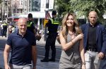Amsterdam 15 juli 2024
Herdenkingsmonument Peter R. de Vries onthuld in Amsterdam Het kunstwerk bestaat uit twee bronzen handen die in elkaar grijpen en is gemaakt door kunstenares Rini Hurkmans. Burgemeester Femke Halsema en Kelly de Vries spreken tijdens de onthulling van het monument. Humbert Tan presenteert het . Ook zijn vrouw Jaqueline de Vries zoon Royce de Vries (met vrouw ) en Kelly de Vries (met partner) waren natuurlijk aanwezig . Dilan Yesilgoz  met haar man Rene Zegerius en heel veel beveiliging