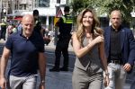 Amsterdam 15 juli 2024
Herdenkingsmonument Peter R. de Vries onthuld in Amsterdam Het kunstwerk bestaat uit twee bronzen handen die in elkaar grijpen en is gemaakt door kunstenares Rini Hurkmans. Burgemeester Femke Halsema en Kelly de Vries spreken tijdens de onthulling van het monument. Humbert Tan presenteert het . Ook zijn vrouw Jaqueline de Vries zoon Royce de Vries (met vrouw ) en Kelly de Vries (met partner) waren natuurlijk aanwezig . Dilan Yesilgoz  met haar man Rene Zegerius en heel veel beveiliging