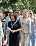Amsterdam 15 juli 2024
Herdenkingsmonument Peter R. de Vries onthuld in Amsterdam Het kunstwerk bestaat uit twee bronzen handen die in elkaar grijpen en is gemaakt door kunstenares Rini Hurkmans. Burgemeester Femke Halsema en Kelly de Vries spreken tijdens de onthulling van het monument. Humbert Tan presenteert het . Ook zijn vrouw Jaqueline de Vries zoon Royce de Vries (met vrouw ) en Kelly de Vries (met partner) waren natuurlijk aanwezig .