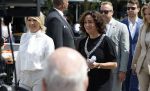 Amsterdam 15 juli 2024
Herdenkingsmonument Peter R. de Vries onthuld in Amsterdam Het kunstwerk bestaat uit twee bronzen handen die in elkaar grijpen en is gemaakt door kunstenares Rini Hurkmans. Burgemeester Femke Halsema en Kelly de Vries spreken tijdens de onthulling van het monument. Humbert Tan presenteert het . Ook zijn vrouw Jaqueline de Vries zoon Royce de Vries (met vrouw ) en Kelly de Vries (met partner) waren natuurlijk aanwezig .