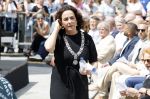 Amsterdam 15 juli 2024
Herdenkingsmonument Peter R. de Vries onthuld in Amsterdam Het kunstwerk bestaat uit twee bronzen handen die in elkaar grijpen en is gemaakt door kunstenares Rini Hurkmans. Burgemeester Femke Halsema en Kelly de Vries spreken tijdens de onthulling van het monument. Humbert Tan presenteert het . Ook zijn vrouw Jaqueline de Vries zoon Royce de Vries (met vrouw ) en Kelly de Vries (met partner) waren natuurlijk aanwezig .