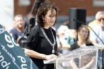 Amsterdam 15 juli 2024
Herdenkingsmonument Peter R. de Vries onthuld in Amsterdam Het kunstwerk bestaat uit twee bronzen handen die in elkaar grijpen en is gemaakt door kunstenares Rini Hurkmans. Burgemeester Femke Halsema en Kelly de Vries spreken tijdens de onthulling van het monument. Humbert Tan presenteert het . Ook zijn vrouw Jaqueline de Vries zoon Royce de Vries (met vrouw ) en Kelly de Vries (met partner) waren natuurlijk aanwezig .