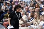 Amsterdam 15 juli 2024
Herdenkingsmonument Peter R. de Vries onthuld in Amsterdam Het kunstwerk bestaat uit twee bronzen handen die in elkaar grijpen en is gemaakt door kunstenares Rini Hurkmans. Burgemeester Femke Halsema en Kelly de Vries spreken tijdens de onthulling van het monument. Humbert Tan presenteert het . Ook zijn vrouw Jaqueline de Vries zoon Royce de Vries (met vrouw ) en Kelly de Vries (met partner) waren natuurlijk aanwezig .