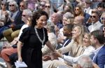 Amsterdam 15 juli 2024
Herdenkingsmonument Peter R. de Vries onthuld in Amsterdam Het kunstwerk bestaat uit twee bronzen handen die in elkaar grijpen en is gemaakt door kunstenares Rini Hurkmans. Burgemeester Femke Halsema en Kelly de Vries spreken tijdens de onthulling van het monument. Humbert Tan presenteert het . Ook zijn vrouw Jaqueline de Vries zoon Royce de Vries (met vrouw ) en Kelly de Vries (met partner) waren natuurlijk aanwezig .