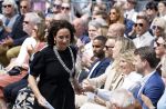 Amsterdam 15 juli 2024
Herdenkingsmonument Peter R. de Vries onthuld in Amsterdam Het kunstwerk bestaat uit twee bronzen handen die in elkaar grijpen en is gemaakt door kunstenares Rini Hurkmans. Burgemeester Femke Halsema en Kelly de Vries spreken tijdens de onthulling van het monument. Humbert Tan presenteert het . Ook zijn vrouw Jaqueline de Vries zoon Royce de Vries (met vrouw ) en Kelly de Vries (met partner) waren natuurlijk aanwezig .