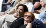 Amsterdam 15 juli 2024
Herdenkingsmonument Peter R. de Vries onthuld in Amsterdam Het kunstwerk bestaat uit twee bronzen handen die in elkaar grijpen en is gemaakt door kunstenares Rini Hurkmans. Burgemeester Femke Halsema en Kelly de Vries spreken tijdens de onthulling van het monument. Humbert Tan presenteert het . Ook zijn vrouw Jaqueline de Vries zoon Royce de Vries (met vrouw ) en Kelly de Vries (met partner) waren natuurlijk aanwezig .