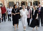 Amsterdam 15 juli 2024
Herdenkingsmonument Peter R. de Vries onthuld in Amsterdam Het kunstwerk bestaat uit twee bronzen handen die in elkaar grijpen en is gemaakt door kunstenares Rini Hurkmans. Burgemeester Femke Halsema en Kelly de Vries spreken tijdens de onthulling van het monument. Humbert Tan presenteert het . Ook zijn vrouw Jaqueline de Vries zoon Royce de Vries (met vrouw ) en Kelly de Vries (met partner) waren natuurlijk aanwezig .