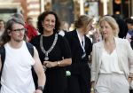 Amsterdam 15 juli 2024
Herdenkingsmonument Peter R. de Vries onthuld in Amsterdam Het kunstwerk bestaat uit twee bronzen handen die in elkaar grijpen en is gemaakt door kunstenares Rini Hurkmans. Burgemeester Femke Halsema en Kelly de Vries spreken tijdens de onthulling van het monument. Humbert Tan presenteert het . Ook zijn vrouw Jaqueline de Vries zoon Royce de Vries (met vrouw ) en Kelly de Vries (met partner) waren natuurlijk aanwezig .