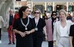 Amsterdam 15 juli 2024
Herdenkingsmonument Peter R. de Vries onthuld in Amsterdam Het kunstwerk bestaat uit twee bronzen handen die in elkaar grijpen en is gemaakt door kunstenares Rini Hurkmans. Burgemeester Femke Halsema en Kelly de Vries spreken tijdens de onthulling van het monument. Humbert Tan presenteert het . Ook zijn vrouw Jaqueline de Vries zoon Royce de Vries (met vrouw ) en Kelly de Vries (met partner) waren natuurlijk aanwezig .