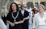 Amsterdam 15 juli 2024
Herdenkingsmonument Peter R. de Vries onthuld in Amsterdam Het kunstwerk bestaat uit twee bronzen handen die in elkaar grijpen en is gemaakt door kunstenares Rini Hurkmans. Burgemeester Femke Halsema en Kelly de Vries spreken tijdens de onthulling van het monument. Humbert Tan presenteert het . Ook zijn vrouw Jaqueline de Vries zoon Royce de Vries (met vrouw ) en Kelly de Vries (met partner) waren natuurlijk aanwezig .