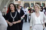 Amsterdam 15 juli 2024
Herdenkingsmonument Peter R. de Vries onthuld in Amsterdam Het kunstwerk bestaat uit twee bronzen handen die in elkaar grijpen en is gemaakt door kunstenares Rini Hurkmans. Burgemeester Femke Halsema en Kelly de Vries spreken tijdens de onthulling van het monument. Humbert Tan presenteert het . Ook zijn vrouw Jaqueline de Vries zoon Royce de Vries (met vrouw ) en Kelly de Vries (met partner) waren natuurlijk aanwezig .