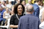 Amsterdam 15 juli 2024
Herdenkingsmonument Peter R. de Vries onthuld in Amsterdam Het kunstwerk bestaat uit twee bronzen handen die in elkaar grijpen en is gemaakt door kunstenares Rini Hurkmans. Burgemeester Femke Halsema en Kelly de Vries spreken tijdens de onthulling van het monument. Humbert Tan presenteert het . Ook zijn vrouw Jaqueline de Vries zoon Royce de Vries (met vrouw ) en Kelly de Vries (met partner) waren natuurlijk aanwezig .