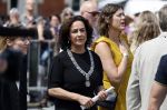 Amsterdam 15 juli 2024
Herdenkingsmonument Peter R. de Vries onthuld in Amsterdam Het kunstwerk bestaat uit twee bronzen handen die in elkaar grijpen en is gemaakt door kunstenares Rini Hurkmans. Burgemeester Femke Halsema en Kelly de Vries spreken tijdens de onthulling van het monument. Humbert Tan presenteert het . Ook zijn vrouw Jaqueline de Vries zoon Royce de Vries (met vrouw ) en Kelly de Vries (met partner) waren natuurlijk aanwezig .
