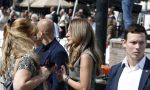 Amsterdam 15 juli 2024
Herdenkingsmonument Peter R. de Vries onthuld in Amsterdam Het kunstwerk bestaat uit twee bronzen handen die in elkaar grijpen en is gemaakt door kunstenares Rini Hurkmans. Burgemeester Femke Halsema en Kelly de Vries spreken tijdens de onthulling van het monument. Humbert Tan presenteert het . Ook zijn vrouw Jaqueline de Vries zoon Royce de Vries (met vrouw ) en Kelly de Vries (met partner) waren natuurlijk aanwezig . Dilan Yesilgoz  met haar man Rene Zegerius en heel veel beveiliging. Dilan met story journaliste Karin Riethoven