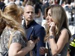 Amsterdam 15 juli 2024
Herdenkingsmonument Peter R. de Vries onthuld in Amsterdam Het kunstwerk bestaat uit twee bronzen handen die in elkaar grijpen en is gemaakt door kunstenares Rini Hurkmans. Burgemeester Femke Halsema en Kelly de Vries spreken tijdens de onthulling van het monument. Humbert Tan presenteert het . Ook zijn vrouw Jaqueline de Vries zoon Royce de Vries (met vrouw ) en Kelly de Vries (met partner) waren natuurlijk aanwezig . Dilan Yesilgoz  met haar man Rene Zegerius en heel veel beveiliging. Dilan met story journaliste Karin Riethoven