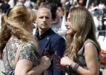 Amsterdam 15 juli 2024
Herdenkingsmonument Peter R. de Vries onthuld in Amsterdam Het kunstwerk bestaat uit twee bronzen handen die in elkaar grijpen en is gemaakt door kunstenares Rini Hurkmans. Burgemeester Femke Halsema en Kelly de Vries spreken tijdens de onthulling van het monument. Humbert Tan presenteert het . Ook zijn vrouw Jaqueline de Vries zoon Royce de Vries (met vrouw ) en Kelly de Vries (met partner) waren natuurlijk aanwezig . Dilan Yesilgoz  met haar man Rene Zegerius en heel veel beveiliging. Dilan met story journaliste Karin Riethoven