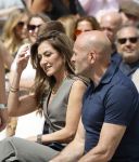 Amsterdam 15 juli 2024
Herdenkingsmonument Peter R. de Vries onthuld in Amsterdam Het kunstwerk bestaat uit twee bronzen handen die in elkaar grijpen en is gemaakt door kunstenares Rini Hurkmans. Burgemeester Femke Halsema en Kelly de Vries spreken tijdens de onthulling van het monument. Humbert Tan presenteert het . Ook zijn vrouw Jaqueline de Vries zoon Royce de Vries (met vrouw ) en Kelly de Vries (met partner) waren natuurlijk aanwezig . Dilan Yesilgoz  met haar man Rene Zegerius en heel veel beveiliging. Dilan heeft vtatoo met naam van haar oma