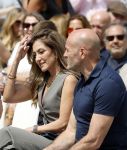 Amsterdam 15 juli 2024
Herdenkingsmonument Peter R. de Vries onthuld in Amsterdam Het kunstwerk bestaat uit twee bronzen handen die in elkaar grijpen en is gemaakt door kunstenares Rini Hurkmans. Burgemeester Femke Halsema en Kelly de Vries spreken tijdens de onthulling van het monument. Humbert Tan presenteert het . Ook zijn vrouw Jaqueline de Vries zoon Royce de Vries (met vrouw ) en Kelly de Vries (met partner) waren natuurlijk aanwezig . Dilan Yesilgoz  met haar man Rene Zegerius en heel veel beveiliging. Dilan heeft vtatoo met naam van haar oma