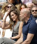 Amsterdam 15 juli 2024
Herdenkingsmonument Peter R. de Vries onthuld in Amsterdam Het kunstwerk bestaat uit twee bronzen handen die in elkaar grijpen en is gemaakt door kunstenares Rini Hurkmans. Burgemeester Femke Halsema en Kelly de Vries spreken tijdens de onthulling van het monument. Humbert Tan presenteert het . Ook zijn vrouw Jaqueline de Vries zoon Royce de Vries (met vrouw ) en Kelly de Vries (met partner) waren natuurlijk aanwezig . Dilan Yesilgoz  met haar man Rene Zegerius en heel veel beveiliging. Dilan heeft vtatoo met naam van haar oma