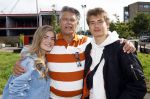 Huizen 14 juli 2024
Presenatie magazine van Nicole des Bouvrie . Emile Ratelband kwam met zijn zoon en dochters. Emile liep weer op blote voeten