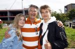 Huizen 14 juli 2024
Presenatie magazine van Nicole des Bouvrie . Emile Ratelband kwam met zijn zoon en dochters. Emile liep weer op blote voeten