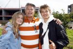 Huizen 14 juli 2024
Presenatie magazine van Nicole des Bouvrie . Emile Ratelband kwam met zijn zoon en dochters. Emile liep weer op blote voeten