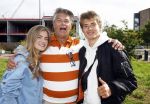 Huizen 14 juli 2024
Presenatie magazine van Nicole des Bouvrie . Emile Ratelband kwam met zijn zoon en dochters. Emile liep weer op blote voeten