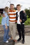 Huizen 14 juli 2024
Presenatie magazine van Nicole des Bouvrie . Emile Ratelband kwam met zijn zoon en dochters. Emile liep weer op blote voeten