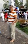 Huizen 14 juli 2024
Presenatie magazine van Nicole des Bouvrie . Emile Ratelband kwam met zijn zoon en dochters. Emile liep weer op blote voeten