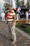 Huizen 14 juli 2024
Presenatie magazine van Nicole des Bouvrie . Emile Ratelband kwam met zijn zoon en dochters. Emile liep weer op blote voeten