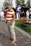 Huizen 14 juli 2024
Presenatie magazine van Nicole des Bouvrie . Emile Ratelband kwam met zijn zoon en dochters. Emile liep weer op blote voeten