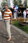 Huizen 14 juli 2024
Presenatie magazine van Nicole des Bouvrie . Emile Ratelband kwam met zijn zoon en dochters. Emile liep weer op blote voeten