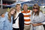 Huizen 14 juli 2024
Presenatie magazine van Nicole des Bouvrie . Emile Ratelband kwam met zijn zoon en dochters. Emile liep weer op blote voeten