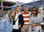 Huizen 14 juli 2024
Presenatie magazine van Nicole des Bouvrie . Emile Ratelband kwam met zijn zoon en dochters. Emile liep weer op blote voeten