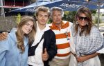Huizen 14 juli 2024
Presenatie magazine van Nicole des Bouvrie . Emile Ratelband kwam met zijn zoon en dochters. Emile liep weer op blote voeten