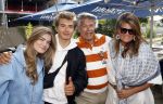 Huizen 14 juli 2024
Presenatie magazine van Nicole des Bouvrie . Emile Ratelband kwam met zijn zoon en dochters. Emile liep weer op blote voeten
