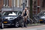 Amsterdam 9 juli 2024
Felix Rottenberg op de fiets in Amsterdam zuid.