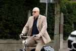 Amsterdam 9 juli 2024
Felix Rottenberg op de fiets in Amsterdam zuid.