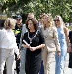 Amsterdam 15 juli 2024
Herdenkingsmonument Peter R. de Vries onthuld in Amsterdam Het kunstwerk bestaat uit twee bronzen handen die in elkaar grijpen en is gemaakt door kunstenares Rini Hurkmans. Burgemeester Femke Halsema en Kelly de Vries spreken tijdens de onthulling van het monument. Humbert Tan presenteert het . Ook zijn vrouw Jaqueline de Vries zoon Royce de Vries (met vrouw ) en Kelly de Vries (met partner) waren natuurlijk aanwezig .