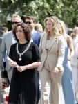 Amsterdam 15 juli 2024
Herdenkingsmonument Peter R. de Vries onthuld in Amsterdam Het kunstwerk bestaat uit twee bronzen handen die in elkaar grijpen en is gemaakt door kunstenares Rini Hurkmans. Burgemeester Femke Halsema en Kelly de Vries spreken tijdens de onthulling van het monument. Humbert Tan presenteert het . Ook zijn vrouw Jaqueline de Vries zoon Royce de Vries (met vrouw ) en Kelly de Vries (met partner) waren natuurlijk aanwezig .