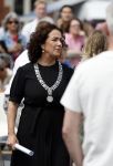 Amsterdam 15 juli 2024
Herdenkingsmonument Peter R. de Vries onthuld in Amsterdam Het kunstwerk bestaat uit twee bronzen handen die in elkaar grijpen en is gemaakt door kunstenares Rini Hurkmans. Burgemeester Femke Halsema en Kelly de Vries spreken tijdens de onthulling van het monument. Humbert Tan presenteert het . Ook zijn vrouw Jaqueline de Vries zoon Royce de Vries (met vrouw ) en Kelly de Vries (met partner) waren natuurlijk aanwezig .