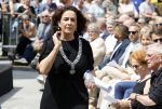 Amsterdam 15 juli 2024
Herdenkingsmonument Peter R. de Vries onthuld in Amsterdam Het kunstwerk bestaat uit twee bronzen handen die in elkaar grijpen en is gemaakt door kunstenares Rini Hurkmans. Burgemeester Femke Halsema en Kelly de Vries spreken tijdens de onthulling van het monument. Humbert Tan presenteert het . Ook zijn vrouw Jaqueline de Vries zoon Royce de Vries (met vrouw ) en Kelly de Vries (met partner) waren natuurlijk aanwezig .
