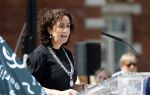 Amsterdam 15 juli 2024
Herdenkingsmonument Peter R. de Vries onthuld in Amsterdam Het kunstwerk bestaat uit twee bronzen handen die in elkaar grijpen en is gemaakt door kunstenares Rini Hurkmans. Burgemeester Femke Halsema en Kelly de Vries spreken tijdens de onthulling van het monument. Humbert Tan presenteert het . Ook zijn vrouw Jaqueline de Vries zoon Royce de Vries (met vrouw ) en Kelly de Vries (met partner) waren natuurlijk aanwezig .
