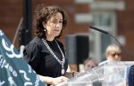 Amsterdam 15 juli 2024
Herdenkingsmonument Peter R. de Vries onthuld in Amsterdam Het kunstwerk bestaat uit twee bronzen handen die in elkaar grijpen en is gemaakt door kunstenares Rini Hurkmans. Burgemeester Femke Halsema en Kelly de Vries spreken tijdens de onthulling van het monument. Humbert Tan presenteert het . Ook zijn vrouw Jaqueline de Vries zoon Royce de Vries (met vrouw ) en Kelly de Vries (met partner) waren natuurlijk aanwezig .