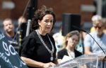 Amsterdam 15 juli 2024
Herdenkingsmonument Peter R. de Vries onthuld in Amsterdam Het kunstwerk bestaat uit twee bronzen handen die in elkaar grijpen en is gemaakt door kunstenares Rini Hurkmans. Burgemeester Femke Halsema en Kelly de Vries spreken tijdens de onthulling van het monument. Humbert Tan presenteert het . Ook zijn vrouw Jaqueline de Vries zoon Royce de Vries (met vrouw ) en Kelly de Vries (met partner) waren natuurlijk aanwezig .