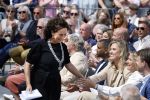 Amsterdam 15 juli 2024
Herdenkingsmonument Peter R. de Vries onthuld in Amsterdam Het kunstwerk bestaat uit twee bronzen handen die in elkaar grijpen en is gemaakt door kunstenares Rini Hurkmans. Burgemeester Femke Halsema en Kelly de Vries spreken tijdens de onthulling van het monument. Humbert Tan presenteert het . Ook zijn vrouw Jaqueline de Vries zoon Royce de Vries (met vrouw ) en Kelly de Vries (met partner) waren natuurlijk aanwezig .