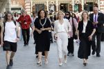 Amsterdam 15 juli 2024
Herdenkingsmonument Peter R. de Vries onthuld in Amsterdam Het kunstwerk bestaat uit twee bronzen handen die in elkaar grijpen en is gemaakt door kunstenares Rini Hurkmans. Burgemeester Femke Halsema en Kelly de Vries spreken tijdens de onthulling van het monument. Humbert Tan presenteert het . Ook zijn vrouw Jaqueline de Vries zoon Royce de Vries (met vrouw ) en Kelly de Vries (met partner) waren natuurlijk aanwezig .