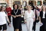 Amsterdam 15 juli 2024
Herdenkingsmonument Peter R. de Vries onthuld in Amsterdam Het kunstwerk bestaat uit twee bronzen handen die in elkaar grijpen en is gemaakt door kunstenares Rini Hurkmans. Burgemeester Femke Halsema en Kelly de Vries spreken tijdens de onthulling van het monument. Humbert Tan presenteert het . Ook zijn vrouw Jaqueline de Vries zoon Royce de Vries (met vrouw ) en Kelly de Vries (met partner) waren natuurlijk aanwezig .