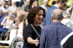 Amsterdam 15 juli 2024
Herdenkingsmonument Peter R. de Vries onthuld in Amsterdam Het kunstwerk bestaat uit twee bronzen handen die in elkaar grijpen en is gemaakt door kunstenares Rini Hurkmans. Burgemeester Femke Halsema en Kelly de Vries spreken tijdens de onthulling van het monument. Humbert Tan presenteert het . Ook zijn vrouw Jaqueline de Vries zoon Royce de Vries (met vrouw ) en Kelly de Vries (met partner) waren natuurlijk aanwezig .